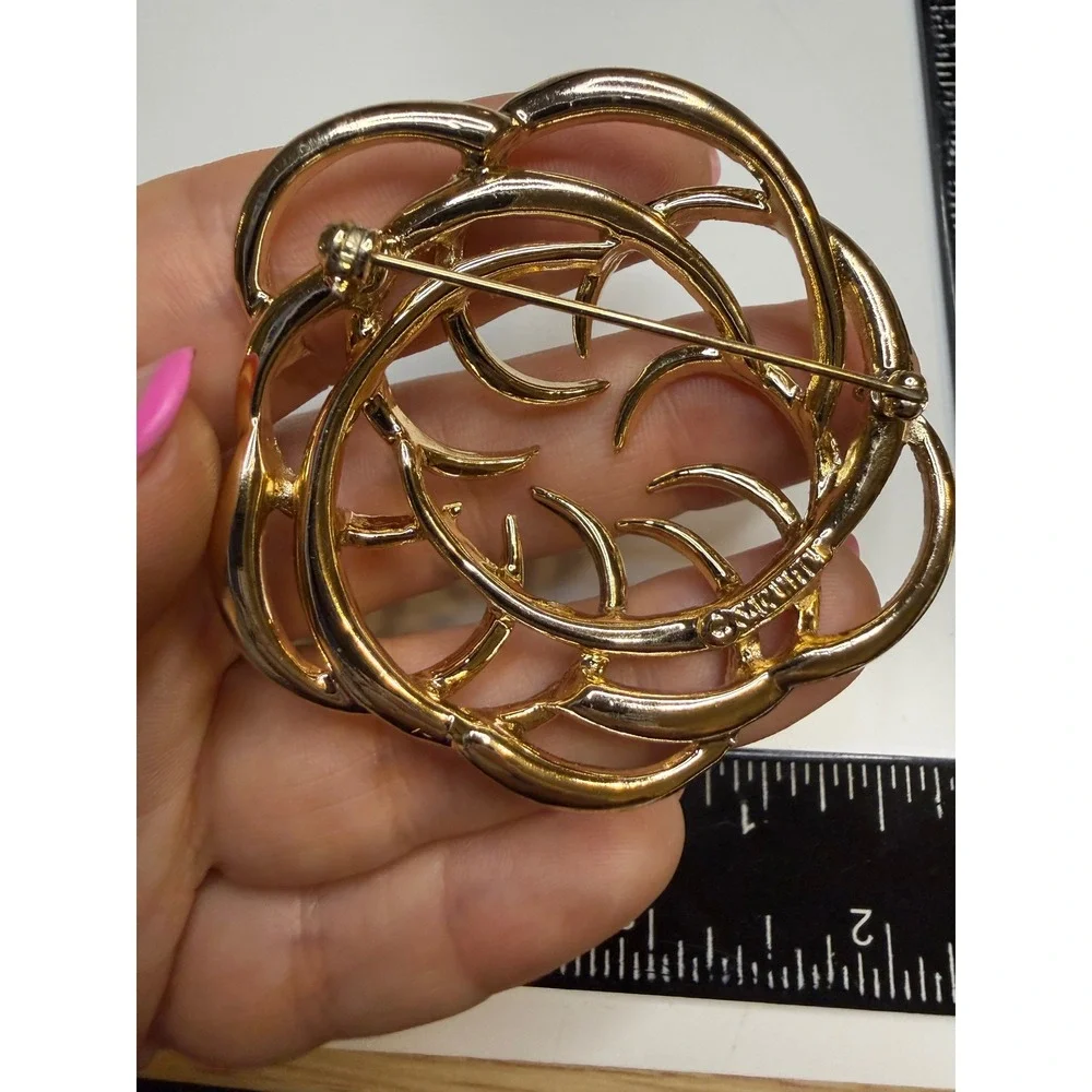 Vintage Sarah Coventry Gold Tone Textured Swirl Wreath Brooch Pin Mid-Century
